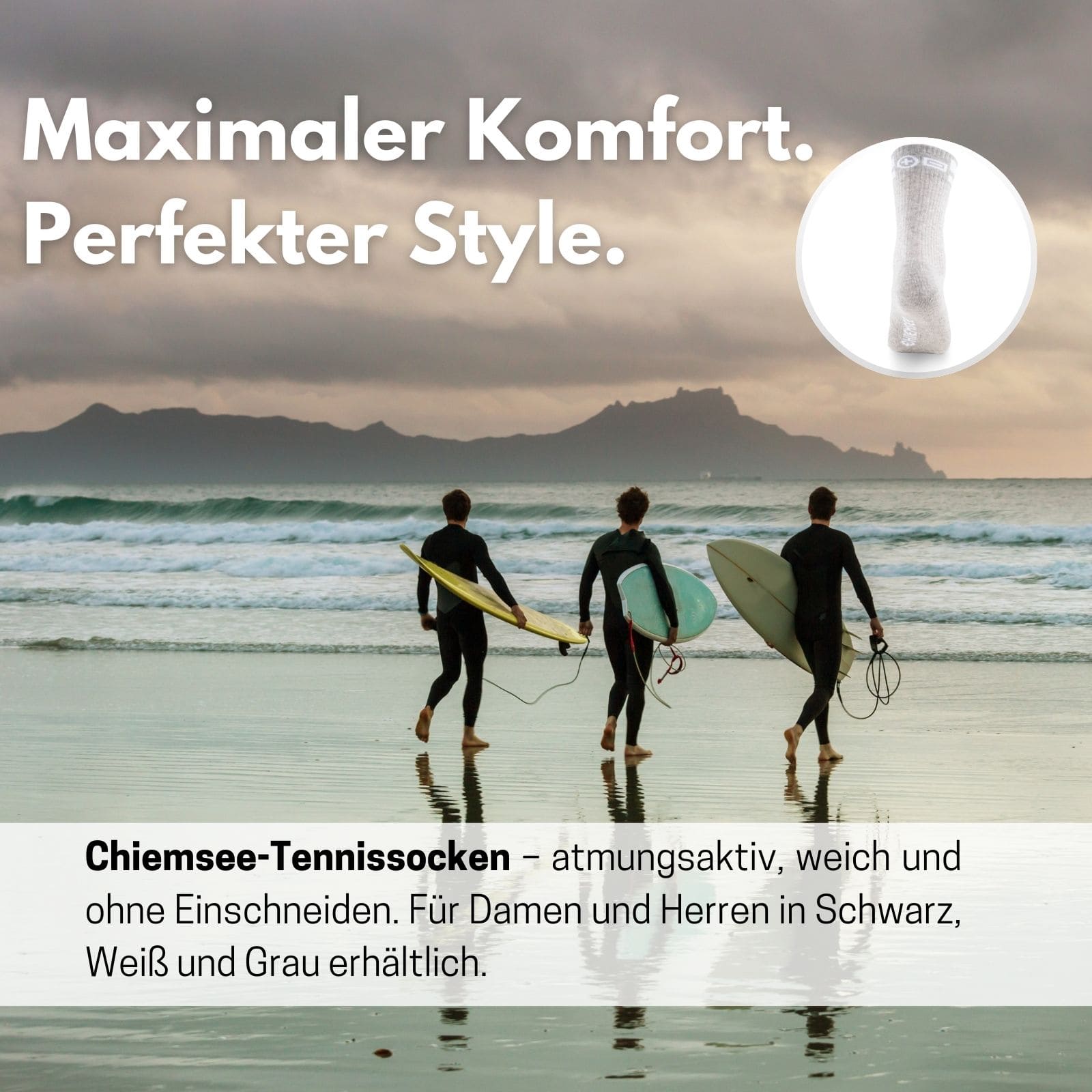Drei Surfer mit Surfbrett unter den Armen laufen mittig vom Bild auf das Meer zu, drunter und drüber ist Text abgebildet und rechts oben ein Kreis mit einer grauen Tennissocke von hinten. Alle Textinhalte sind in der Produktbeschreibung enthalten.
