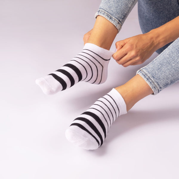 Frauenfüße mit Damensocken gestreifen